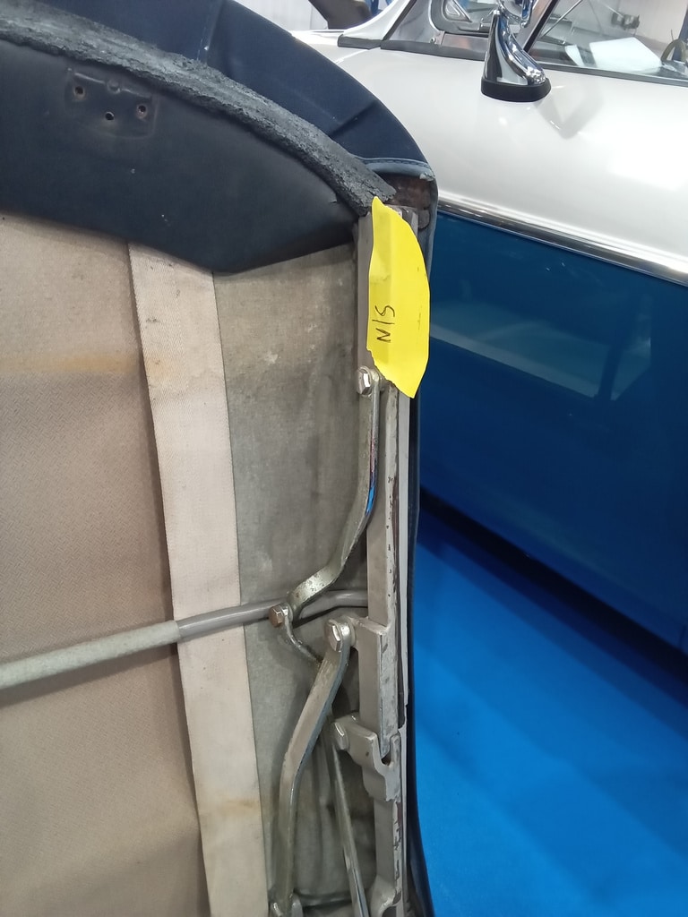 23.09.2025 1969 Aston Martin DB6 Volante Blue roof refrence pictures 9