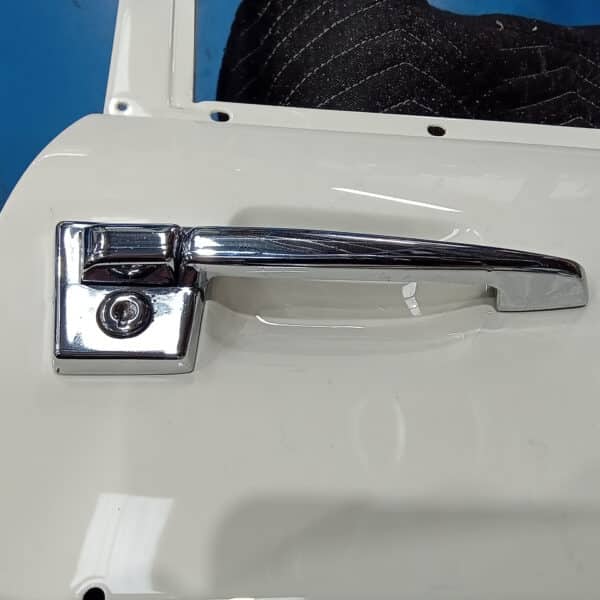 23.09.2025 1969 Audi 70L White fitting up 17