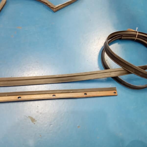 23.09.2025 1969 Audi 70L White fitting up 3