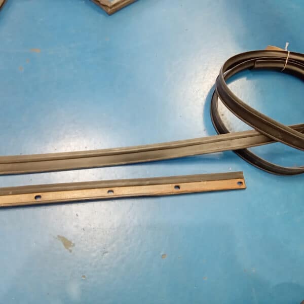 23.09.2025 1969 Audi 70L White fitting up 4