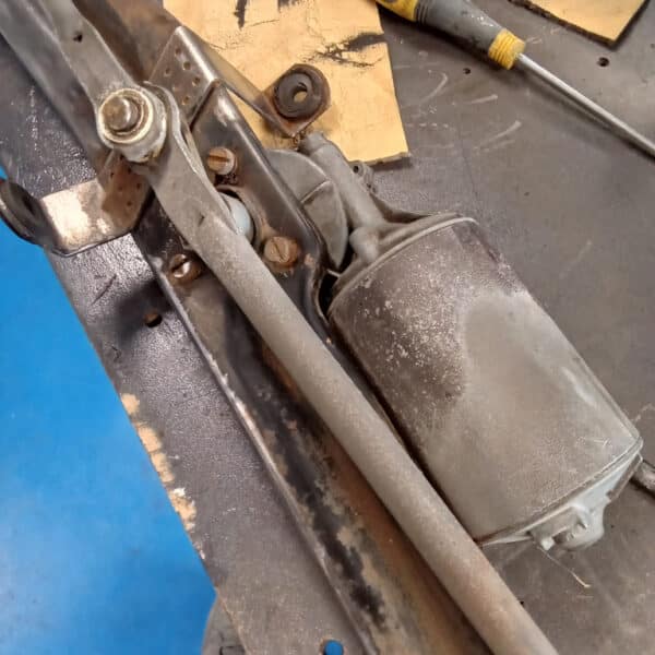 23.09.2025 1969 Audi 70L White wiper motor 15