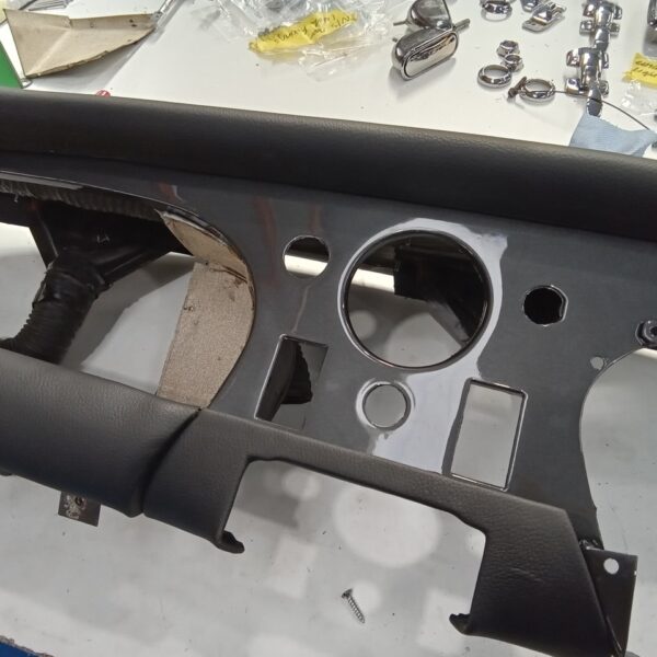 250925 1969 Aston Martin DB6 Volante Offside Fuel Tank and Dash Installed 32