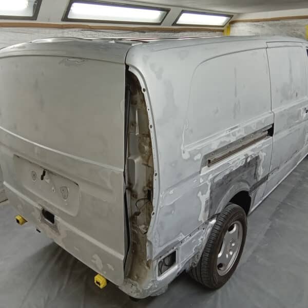 081025 2005 Mercedes Vito in Epoxy 8