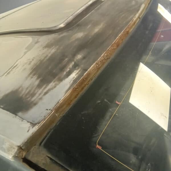 101025 2005 Mercedes Vito Windscreen Removed for Rust Repair 2