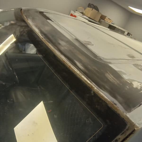 101025 2005 Mercedes Vito Windscreen Removed for Rust Repair
