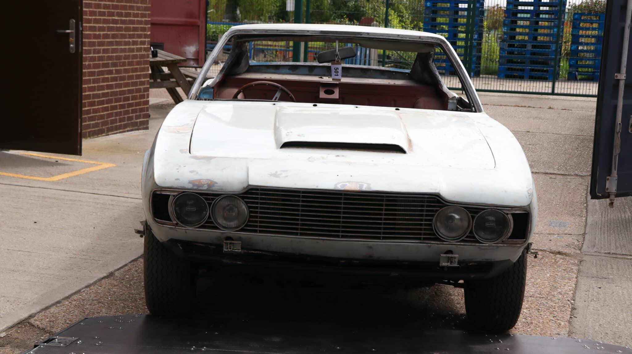 Aston Martin DBS 6 Vantage Arrival 18 scaled