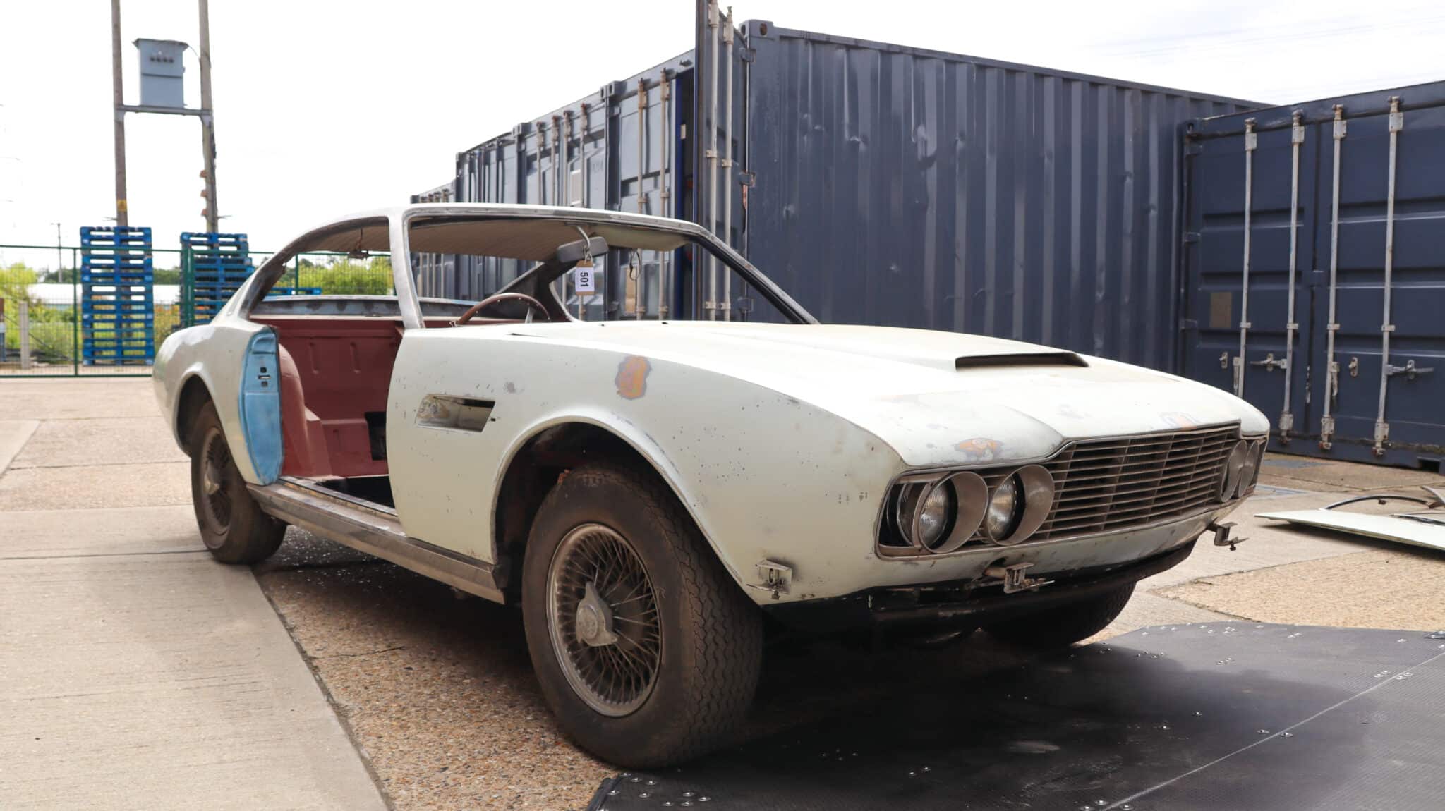 Aston Martin DBS 6 Vantage Arrival 19 scaled