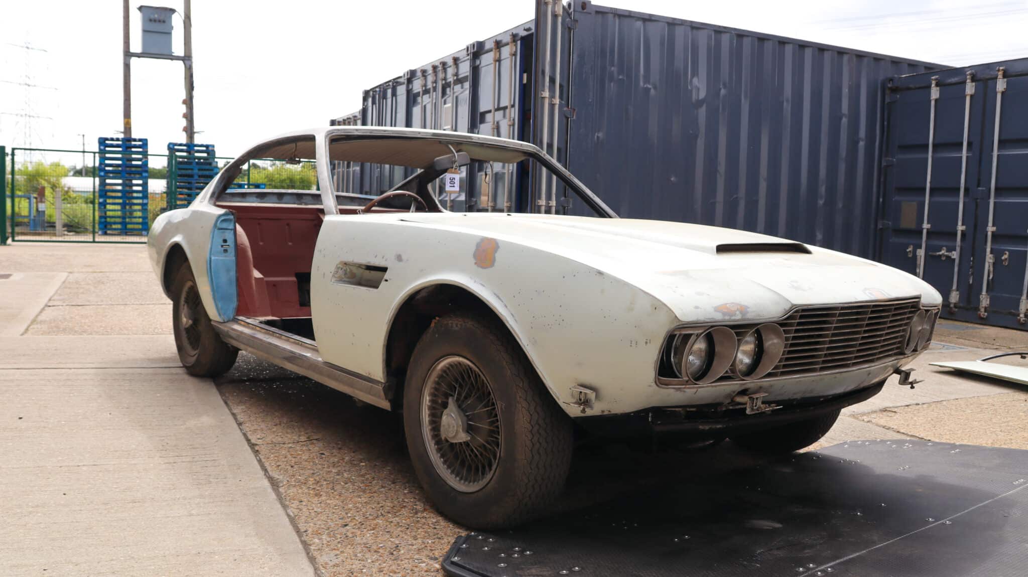 Aston Martin DBS 6 Vantage Arrival 20 scaled