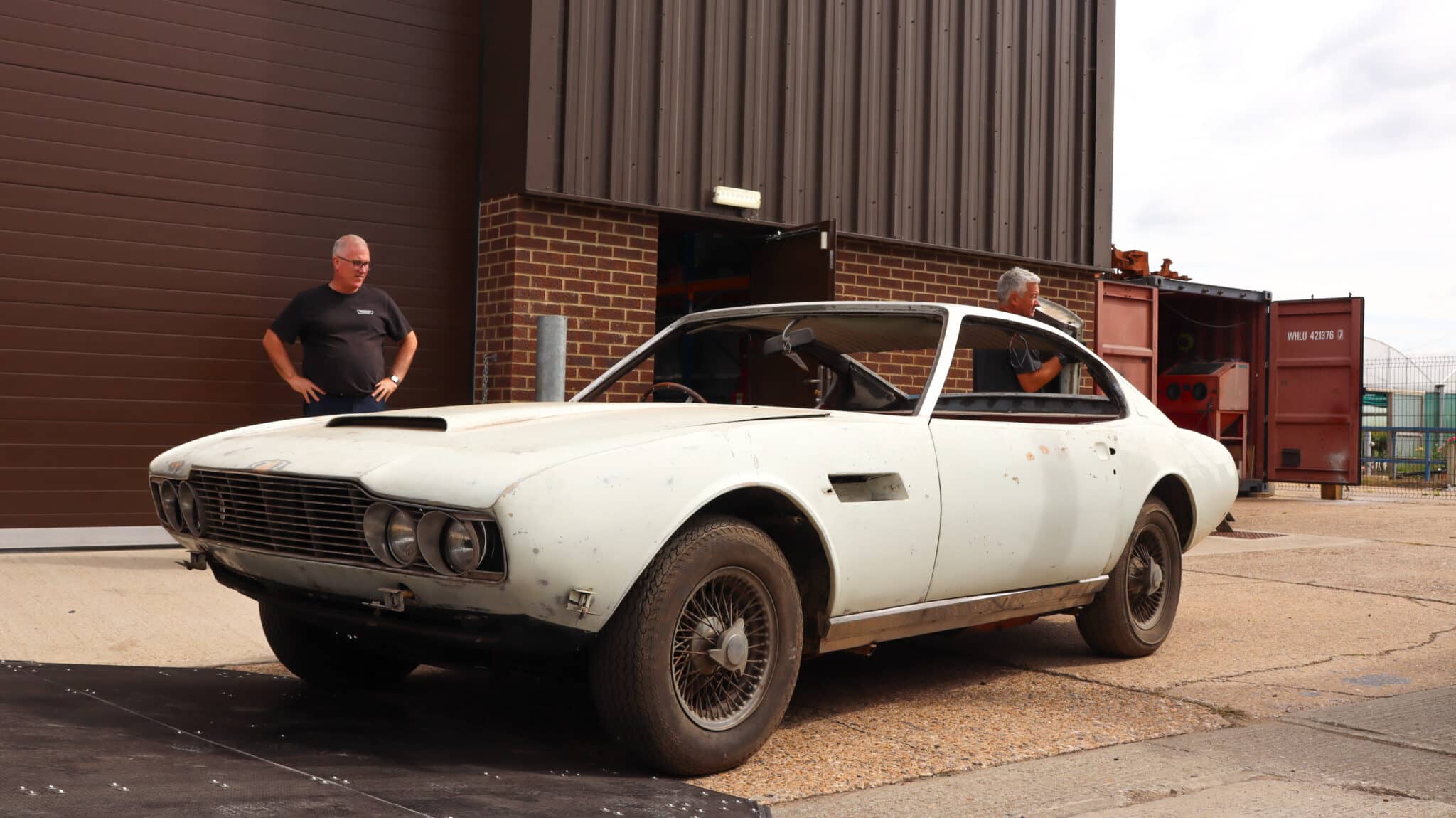 Aston Martin DBS 6 Vantage Arrival 23 1 scaled