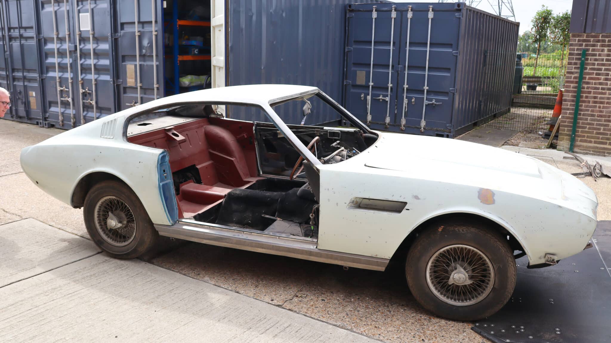 Aston Martin DBS 6 Vantage Arrival 28 scaled
