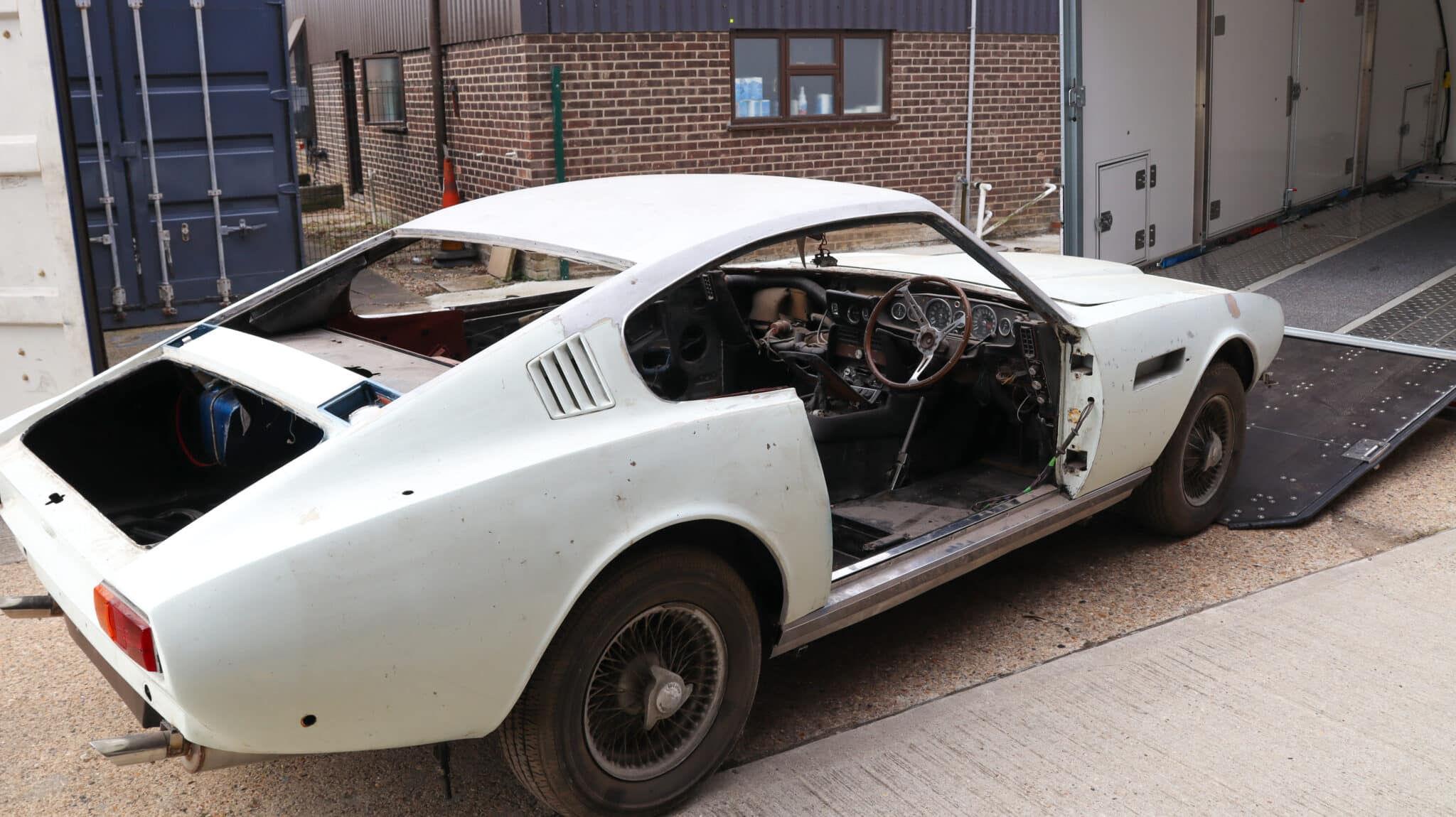 Aston Martin DBS 6 Vantage Arrival 7 scaled