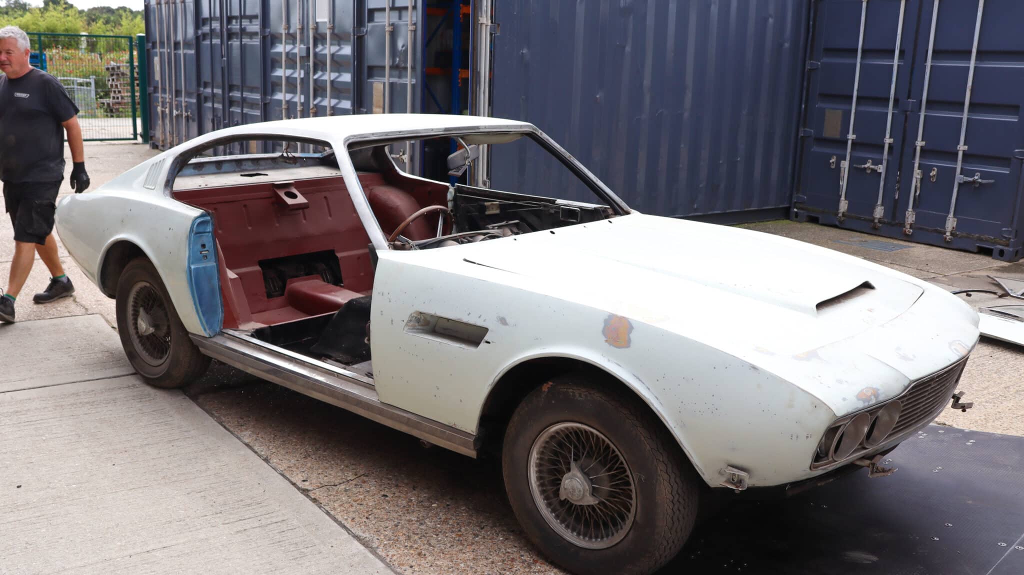 Aston Martin DBS 6 Vantage Arrival 9 scaled