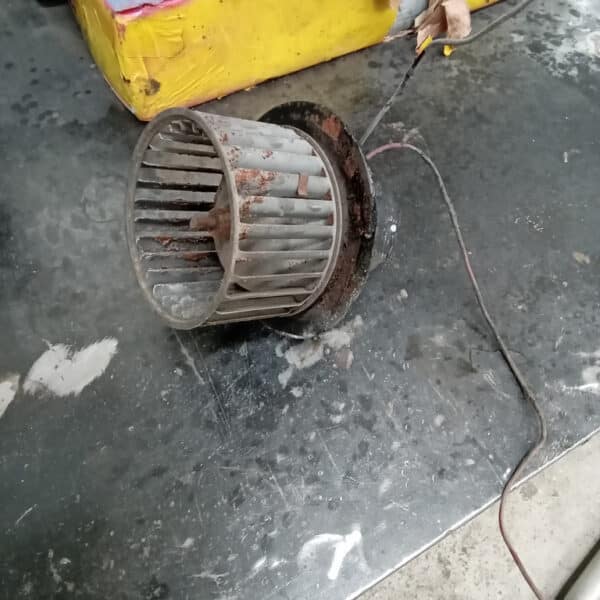 041025 1970 Aston Martin DBS Blower Motor Removal 2