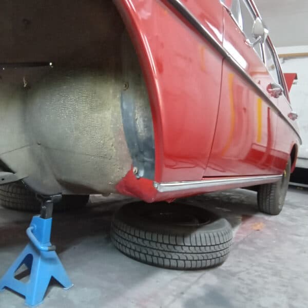 061125 1973 Mercedes 250 Boot Painted and New Aerial 6