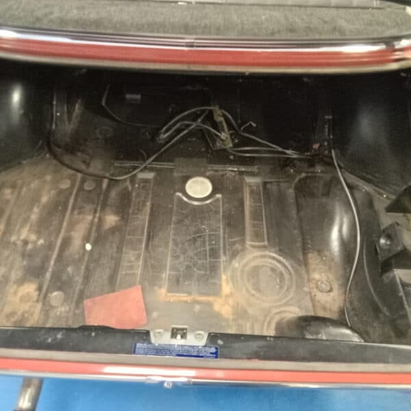 061125 1973 Mercedes 250 Boot Painted and New Aerial 8