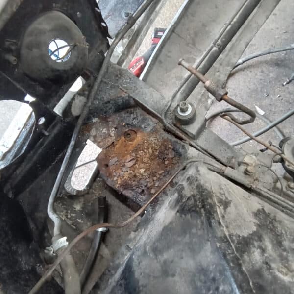 071125 1970 Aston Martin DBS OSF Brake Booster Rust 3