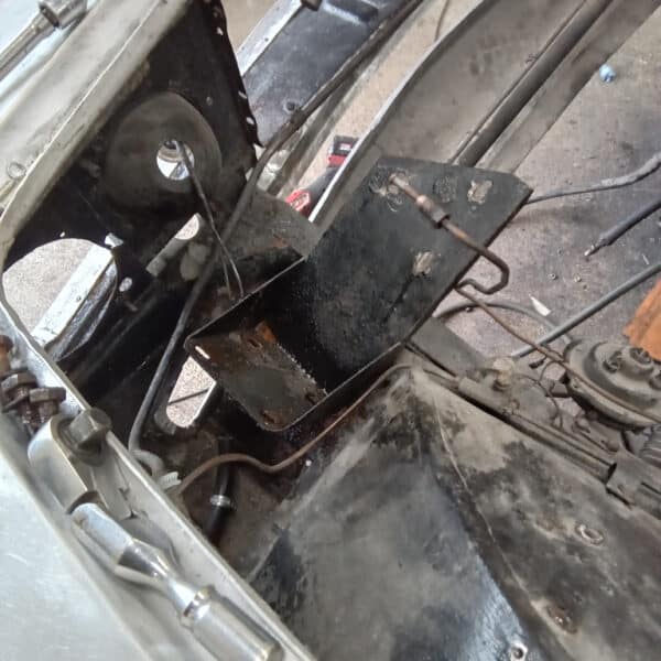 071125 1970 Aston Martin DBS OSF Brake Booster Rust