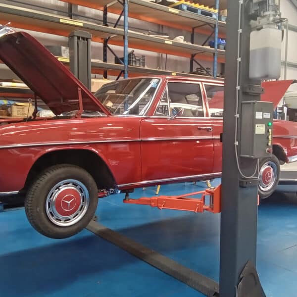 071125 1973 Mercedes 250 Strip Down for Subframe Removal 7