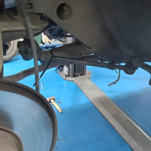 071125 1973 Mercedes 250 Strip Down for Subframe Removal 9