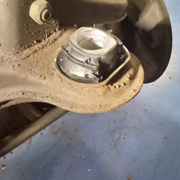 071125 1973 Mercedes 250 Subframe Mounts 4