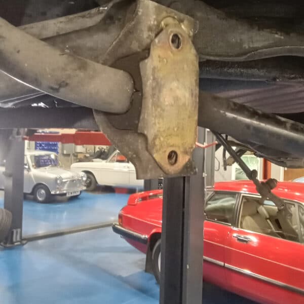 111125 1973 Mercedes 250 Service and Repairs 24