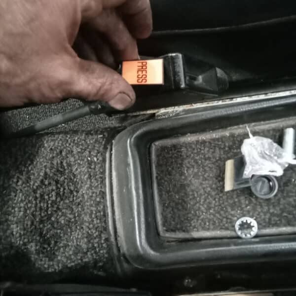 111125 1973 Mercedes 250 Service and Repairs 30