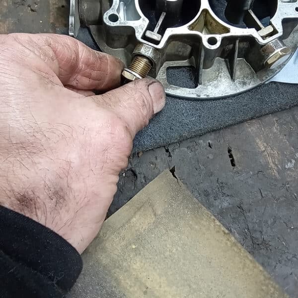 121125 1973 Mercedes 250 Carb Overhaul2 12