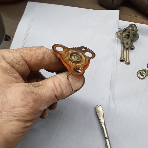 121125 1973 Mercedes 250 Carburettor Overhaul 16