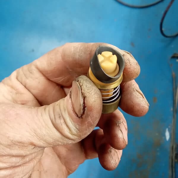 121125 1973 Mercedes 250 Carburettor Overhaul 47