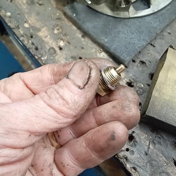 121125 1973 Mercedes 250 Carburettor Overhaul