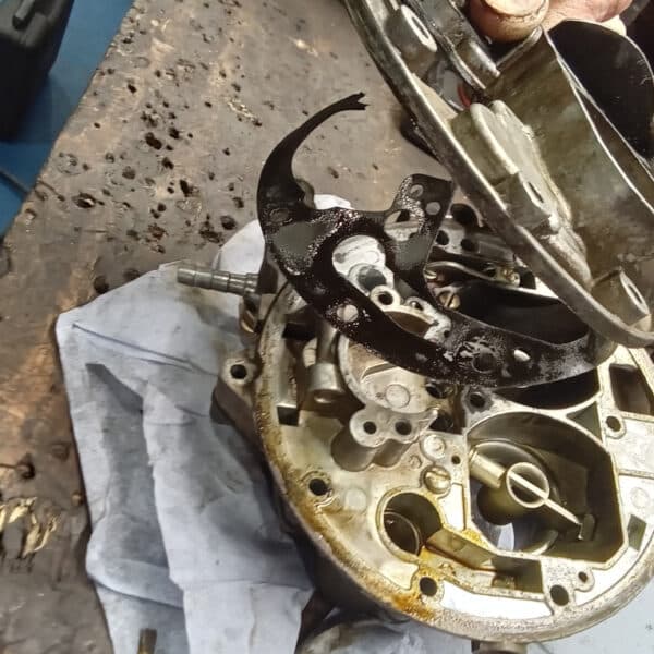 121125 1973 Mercedes 250 Carburettor Overhaul 8
