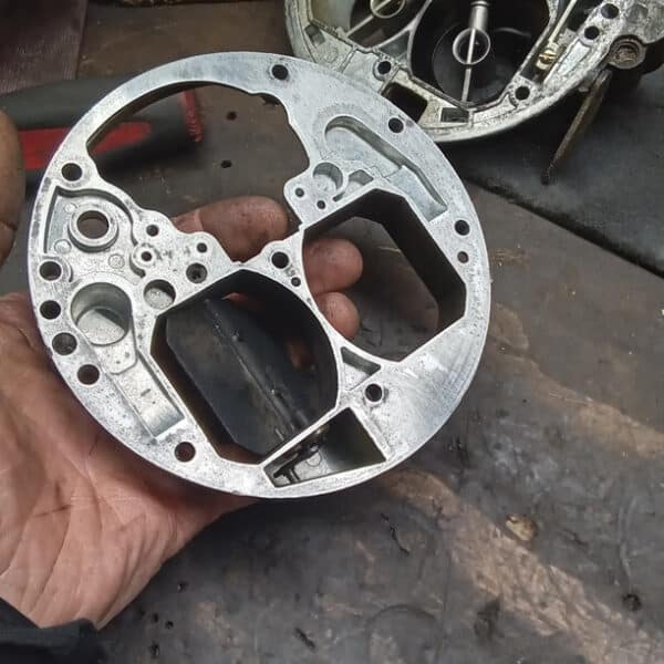 131125 1973 Mercedes 250 Rear Carburettor Overhaul 23