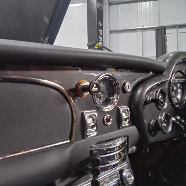 211125 1969 Aston Martin DB6 Volante Dash 4