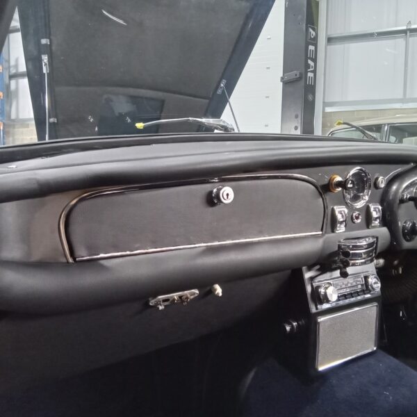 211125 1969 Aston Martin DB6 Volante Dash 5