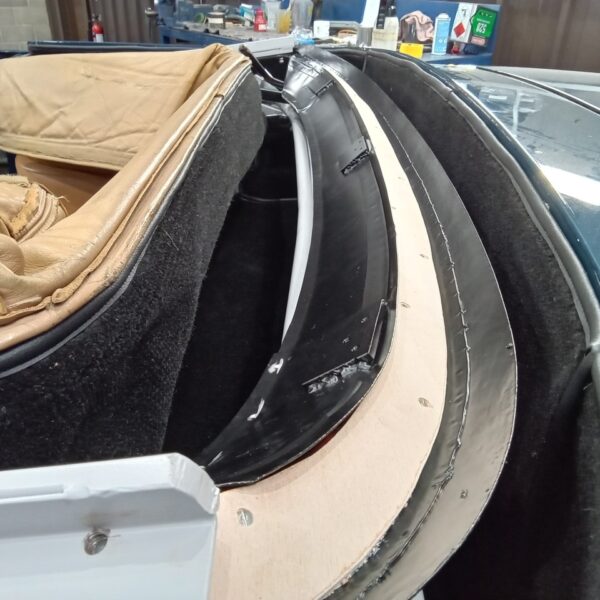 261125 1969 Aston Martin DB6 Volante Hood Frames and Carpets 6