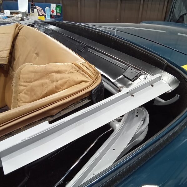 261125 1969 Aston Martin DB6 Volante Hood Frames and Carpets 7