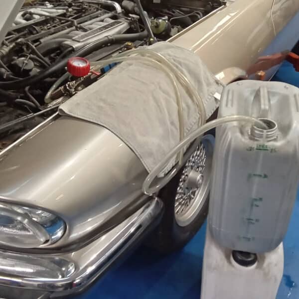 271125 1991 Jaguar XJS Radiator Hose and Level Check 8