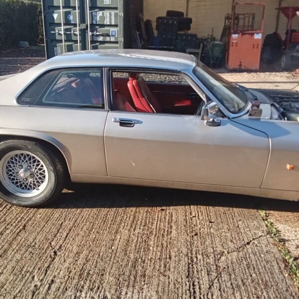 271125 1991 Jaguar XJS Repairs Fuel sender washer pump rear silencer 4