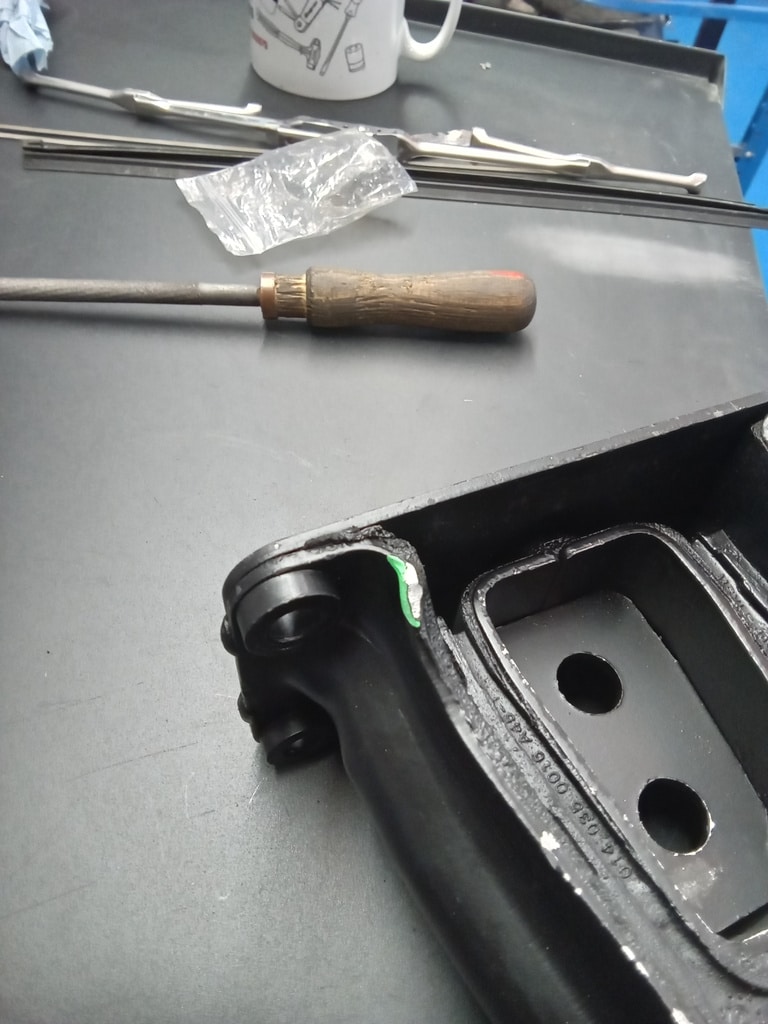 311025 1978 Mercedes 350SL Brakes Steering Diff Mount 24