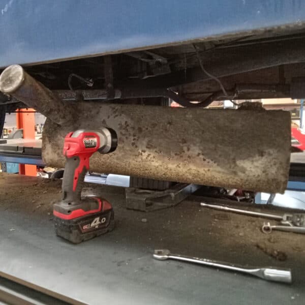 031225 1963 Morris LD Fuel Tank Removal 5