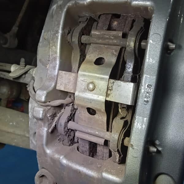 041225 2006 Aston Martin V8 Vantage Service and Repairs 4