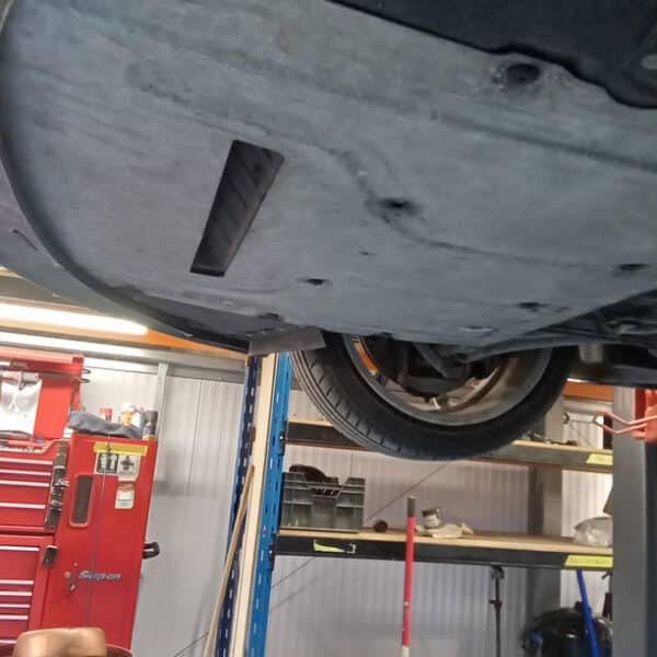 041225 2006 Aston Martin V8 Vantage Undershield