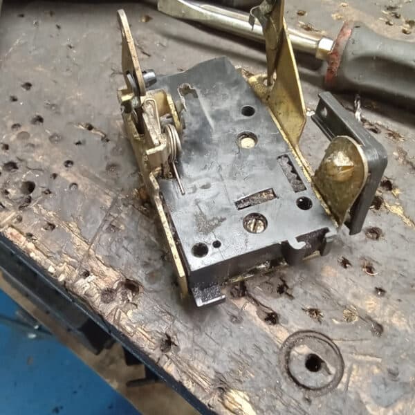 051225 1987 Land Rover Defender 90 V8 NS Door Lock