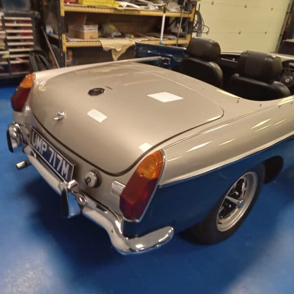 091225 1973 MGB Roadster Strip Down 14