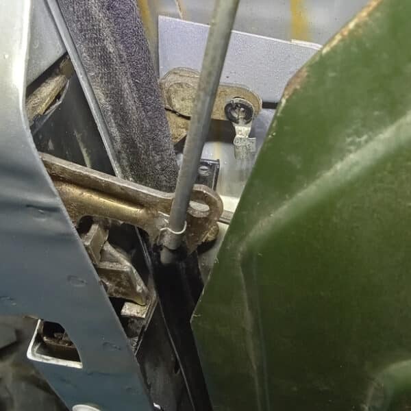 091225 1987 Land Rover Defender 90 V8 Battery 2