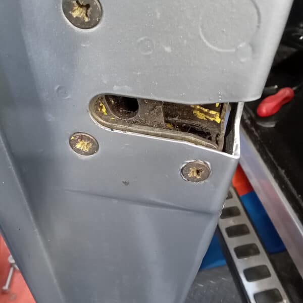 091225 1987 Land Rover Defender 90 V8 Battery 3