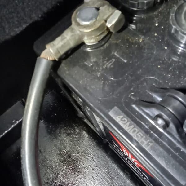 091225 1987 Land Rover Defender 90 V8 Battery 4