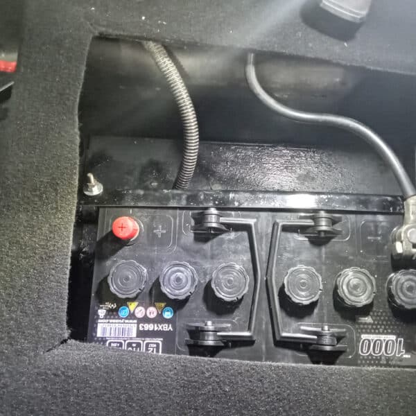 091225 1987 Land Rover Defender 90 V8 Battery