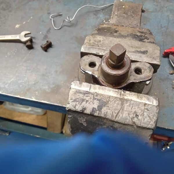 101225 1963 Morris LD Brakes Battery and Carburettor 12