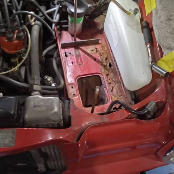 271125 1973 Mercedes 250 Battery Tray Corroded 3